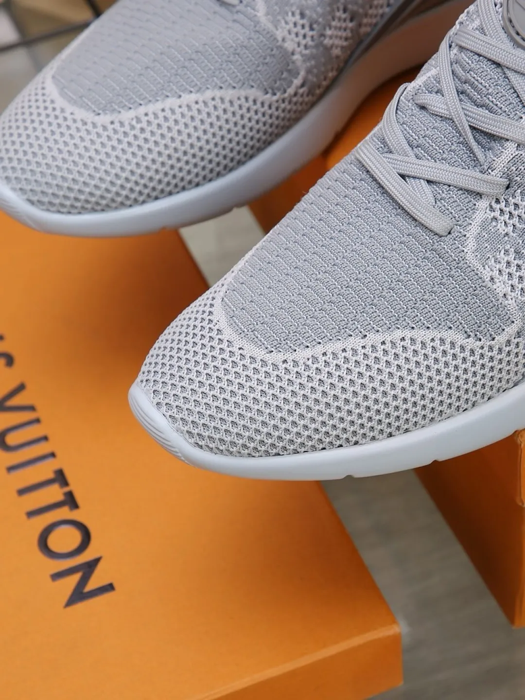 Men's shoes 💰P420💰"LOUI* VUITTO*" latest popular men's casual shoes ✔️This model is made of the original breathable fly woven fabric. The real thing is super shiny⚡️ Fashionable and versatile. The toe last shape is firm and full. The soles are LV original molds and can be put in and out at will. It is light and comfortable for the foot~Purely handmade, details determine the quality! Size:38-44